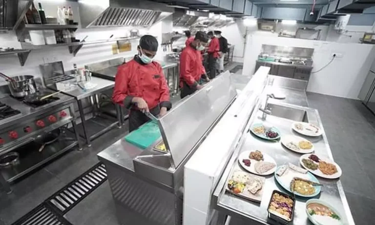 Cloud Kitchen vs Traditional Restaurant: Which is Better?